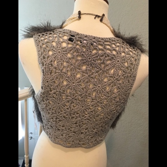 🙌🔥Allen Schwartz Gray Faux Fur & Crochet Vest S - Picture 3 of 6